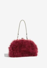 Netikro kailio rankinė tamsiai bordo spalvos su struktūruota forma. Turi sidabrinę grandinėlės petnešėlę ir metalinį užsegimą. Minkšta tekstūra.