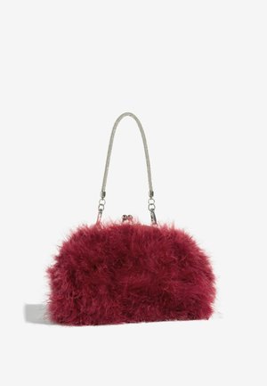 Kabelka z umelého kožušiny v hlbokej burgundskej farbe so štruktúrovaným tvarom. Má strieborný retiazkový popruh a kovové zapínanie na sponu. Jemná textúra.