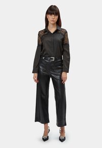 INFLUENCER SHOULDERS  - Camicia - black