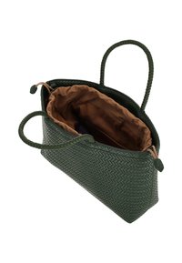 Bolso tejido verde con asas trenzadas, que presenta un exterior texturizado y un interior de tela marrón, abierto, mostrando un amplio espacio de almacenamiento.