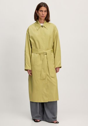 Lichtgroene, ceintuurtrenchcoat met een kraag en lange mouwen, gemaakt van gladde stof, met een knoopsluiting aan de voorkant en zijzakken.