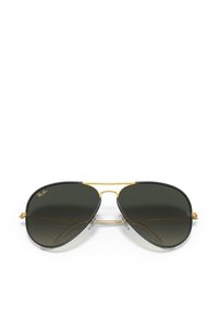 Occhiali da sole Ray-Ban aviator con lenti grigio scuro, montatura in metallo dorato e naselli trasparenti. Contorni morbidi e design minimalista.