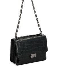 Mustast nahast käekott krokodillinahast tekstuuriga, hõbedaste detailide ja kettrihmaga. Omab klapiga sulgemist ja struktureeritud kuju.