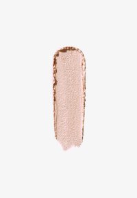 Romige beige make-up swatch met een zachte textuur, die een gladde rand en een licht onregelmatig oppervlak toont, geplaatst tegen een witte achtergrond.