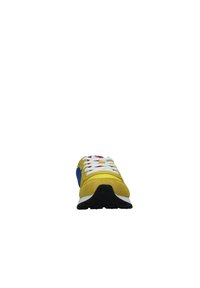 Sneaker giallo in materiale scamosciato, con dettagli blu, lacci bianchi e suola in gomma nera. Caratterizzato da una punta rotonda e elementi di design sovrapposti.