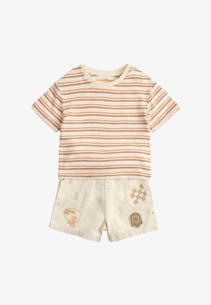 Kremhvid og orange stribet kortærmet skjorte kombineret med cremefarvede shorts med lapper og broderede motiver på frontlommerne.