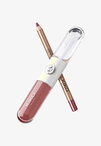 Lip gloss och läppennaset i en genomskinlig tub med ett vitt lock. Glanset är i en mjuk mauve nyans; pennan har en metallisk guldfinish.