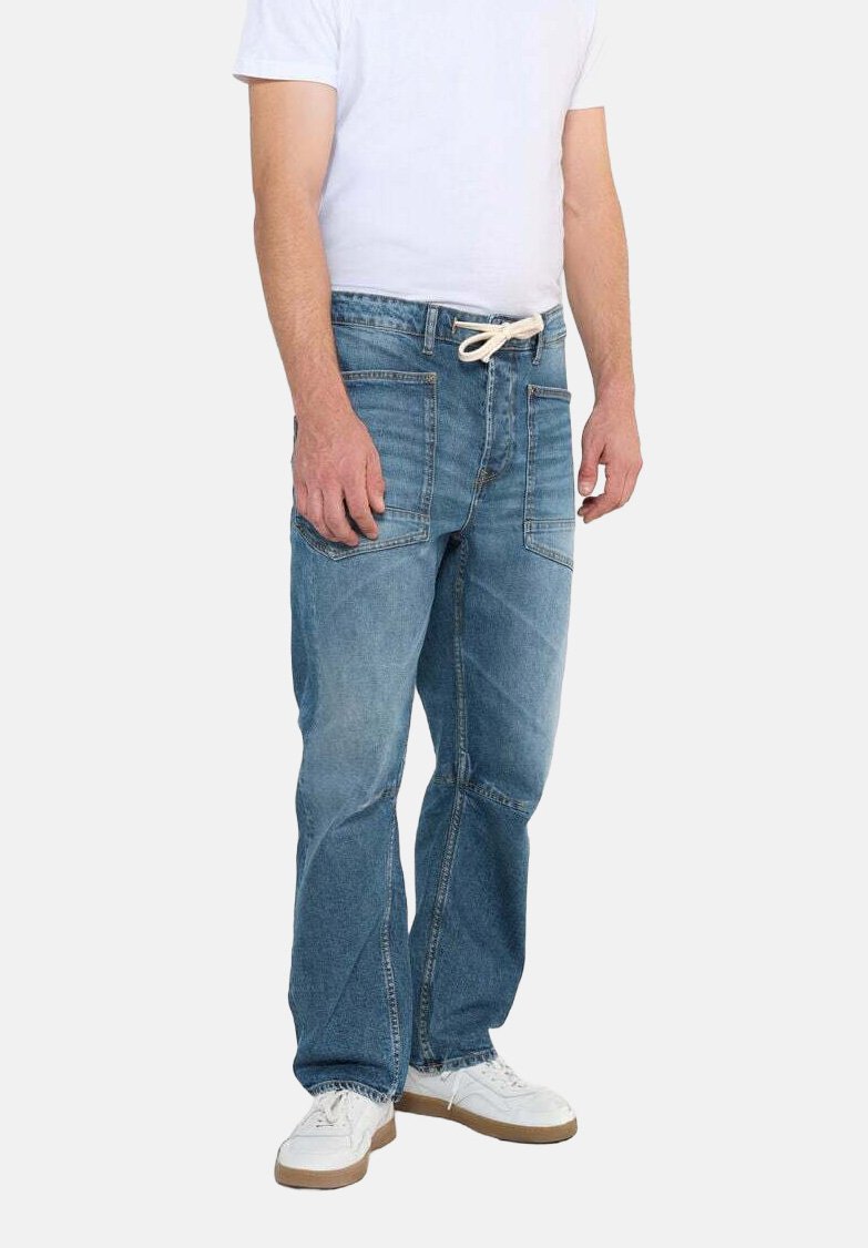 Jeans de denim azul claro con un ajuste relajado, que cuentan con una cinturilla con cordón, múltiples bolsillos y detalles de costura visibles.