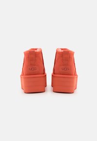 UGG CLASSIC ULTRA MINI PLATFORM - Ankelboots - vibrant coral