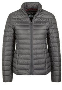 Chaqueta acolchada gris con cuello alto, cierre delantero de cremallera y textura acolchada horizontal. Presenta un logotipo en la manga izquierda.