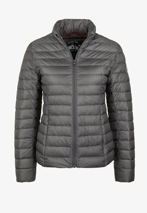 Chaqueta acolchada gris con cuello alto, cierre delantero de cremallera y textura acolchada horizontal. Presenta un logotipo en la manga izquierda.