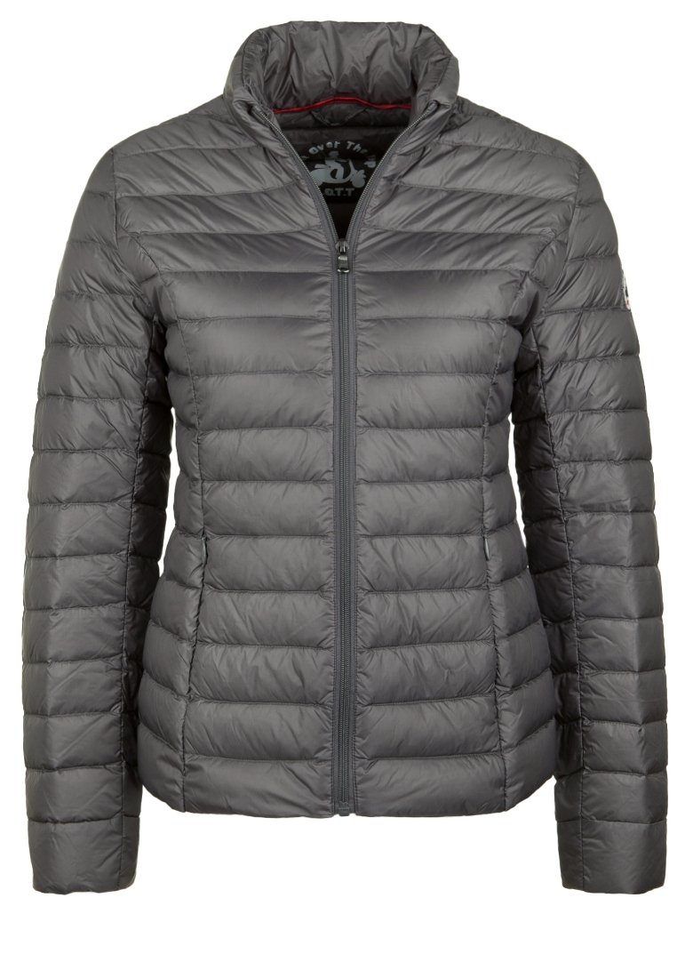 Chaqueta acolchada gris con cuello alto, cierre delantero de cremallera y textura acolchada horizontal. Presenta un logotipo en la manga izquierda.