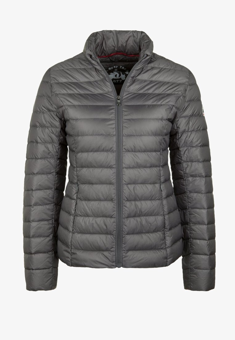 Chaqueta acolchada gris con cuello alto, cierre delantero de cremallera y textura acolchada horizontal. Presenta un logotipo en la manga izquierda.