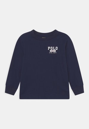 Granatowa koszulka z długim rękawem i okrągłym kołnierzem, z napisem "POLO 1967 ATHL. DEPT." w kolorze białym i czerwonym na górnej lewej części klatki piersiowej.