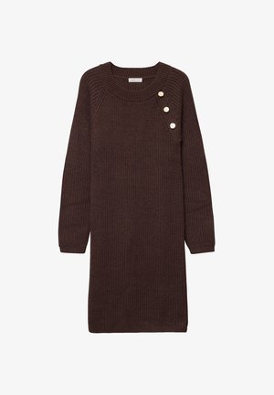 Vestido de punto marrón con textura acanalada, escote redondo y tres botones decorativos en el hombro izquierdo. Mangas largas, hasta la rodilla.