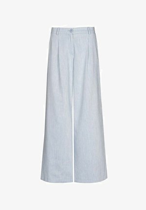 Pantalon bleu clair à jambes larges avec plis sur le devant, fermeture par bouton, passants pour ceinture et tissu subtilement texturé.