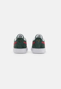 Puma SUEDE CLASSIC XXI UNISEX - Sapatilhas - green gables/intense red/white