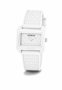Montre-bracelet blanche Guess avec un cadran rectangulaire, un motif géométrique en relief sur le bracelet et le cadran, et des aiguilles des heures et des minutes argentées.