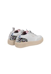 Baskets blanches avec une semelle beige texturée. Accents uniques en imprimé léopard sur les côtés et un détail de talon rose contrasting. Lacets plats.