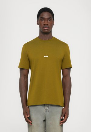 Cămașă t-shirt scurtă, verde măsliniu, cu guler rotund și un mic logo alb "MSGM" pe față. Textură netedă, croială lejeră.