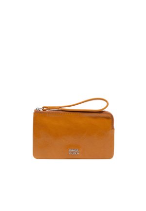 Cartera de cuero marrón claro con textura suave, forma rectangular, cierre con cremallera y correa para la muñeca. Presenta un logotipo plateado en la parte frontal.