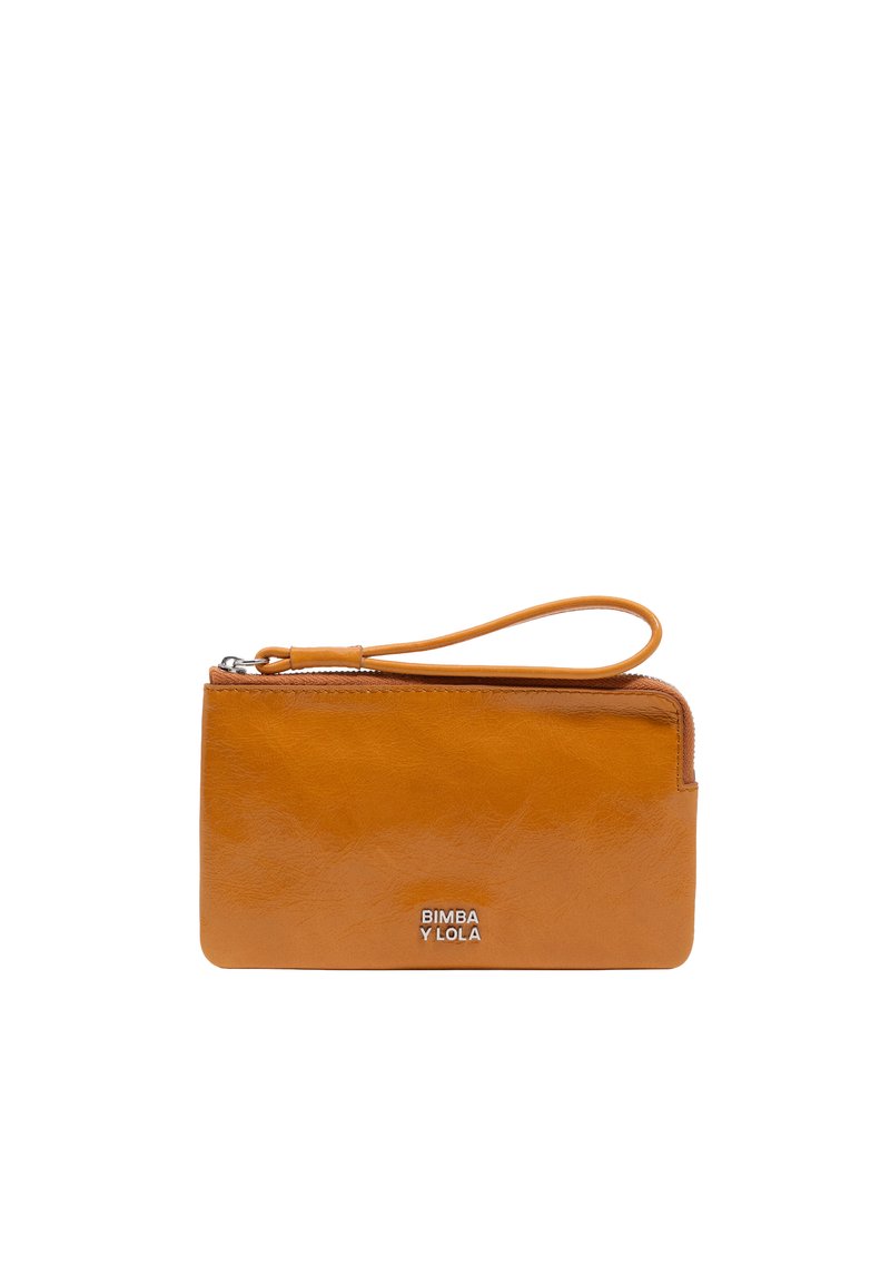 Cartera de cuero marrón claro con textura suave, forma rectangular, cierre con cremallera y correa para la muñeca. Presenta un logotipo plateado en la parte frontal.