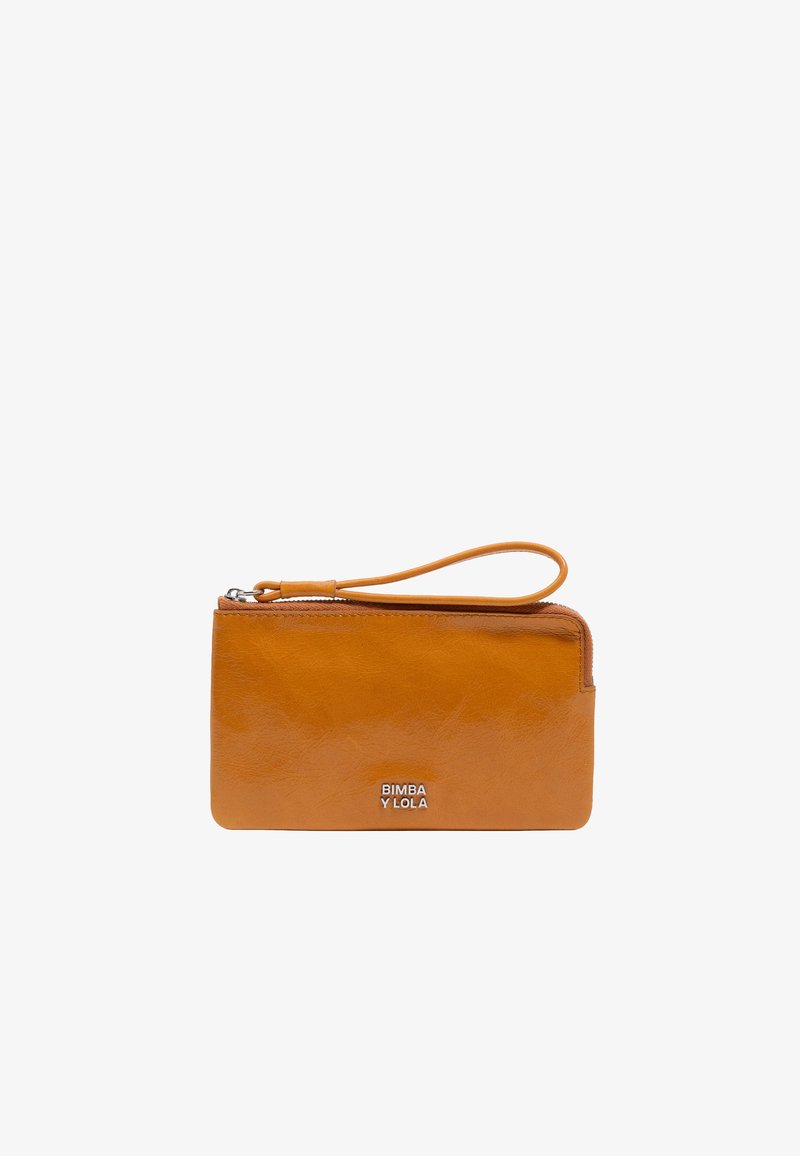 Cartera de cuero marrón claro con textura suave, forma rectangular, cierre con cremallera y correa para la muñeca. Presenta un logotipo plateado en la parte frontal.