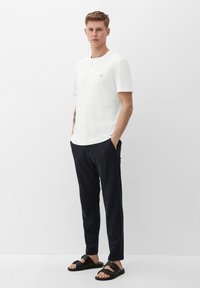 s.Oliver MIT HENLEY-AUSSCHNITT - Navadna majica - weiß