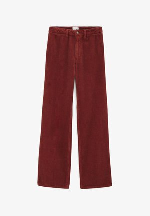 Corduroy broek in diep bordeauxrood, met brede pijpen, een knoopsluiting en zichtbare ribbelstructuur door de stof.