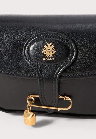 Μαύρη δερμάτινη τσάντα με χρυσό λογότυπο Bally, χρυσά μεταλλικά εξαρτήματα και μια διακοσμητική κλειδαριά προσαρτημένη με λεπτομέρεια από ασφάλεια. Υφή επιφάνειας.