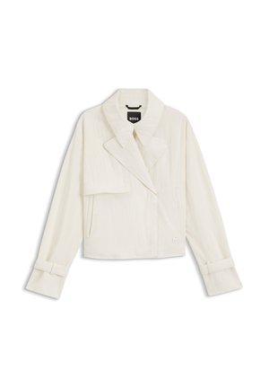 Κρεμ cropped σακάκι με φαρδιά γιακά λάπλα, μακριά μανίκια με ρυθμιζόμενα λουράκια με αγκράφα και μπροστινή λεπτομέρεια με επικαλυπτόμενο καπάκι.
