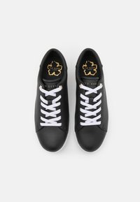 Schwarze Leder-Sneaker mit weißen Schnürsenkeln, runder Zehenpartie, goldfarbener Akzentmarkierung und flachen Gummisohlen.