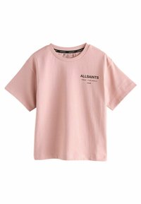 Šviesiai rožinė trumpa rankovė T-marškiniai su juodu "ALLSAINTS" logotipu ir mažais japonų bei anglų kalbos tekstais kairėje krūtinės pusėje, apvaliu kaklu.