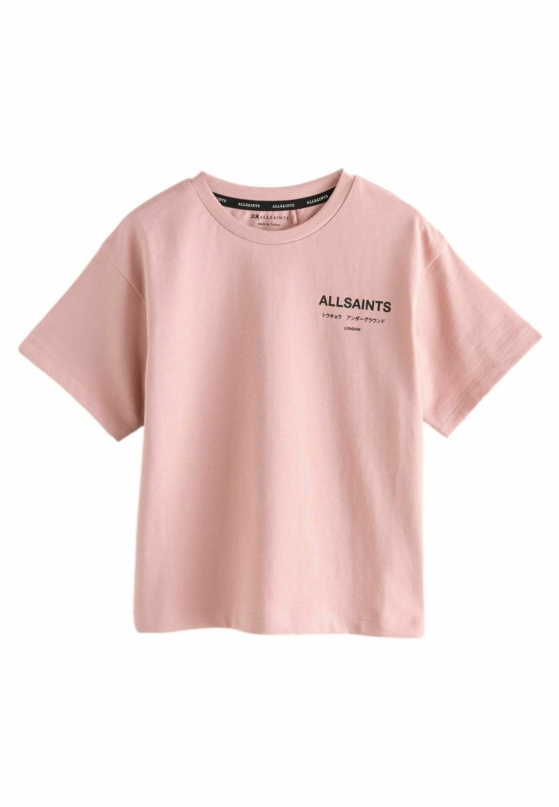 Šviesiai rožinė trumpa rankovė T-marškiniai su juodu "ALLSAINTS" logotipu ir mažais japonų bei anglų kalbos tekstais kairėje krūtinės pusėje, apvaliu kaklu.