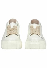 Hvide sneakers med bløde beige accenter, tekstureret pelsdetalje på fronten og en tyk, rillet sål. Glat læderoverdel, minimalistisk design.