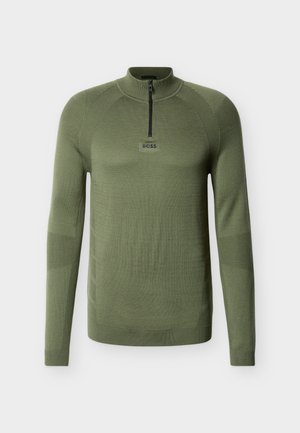 Jersey de punto verde oliva con cremallera de un cuarto, cuello acanalado y detalles con patrón en las mangas. Logotipo de BOSS en negro en el pecho.