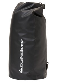 Mochila impermeable negra hecha de material texturizado, de forma cilíndrica, con un cierre enrollado en la parte superior y el logo de Quiksilver en blanco.