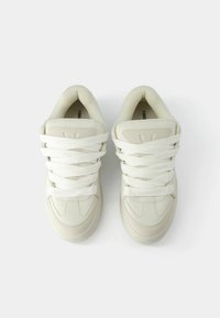 Bershka CHUNKY SKATER Trainers white