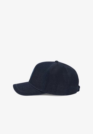 Gorra de béisbol de mezclilla azul oscuro con visera curva y correa ajustable, vista lateral sobre fondo blanco.