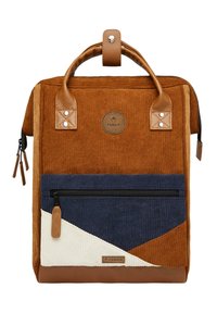 Zaino in velluto a coste nei colori marrone, blu navy, crema e tan. Presenta una tasca frontale con zip, due maniglie e una toppa con logo circolare.