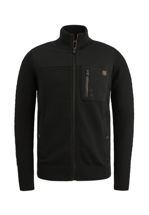 Musta vetoketjullinen takki, jossa on korkea kaulus, viiltohihoissa tekstuuroita, edessä vetoketjullinen tasku ja kaksi sivutaskua. Valmistettu pehmeästä neulotusta materiaalista.