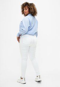 Zizzi MIT HOHER TAILLE - Uske traperice - white