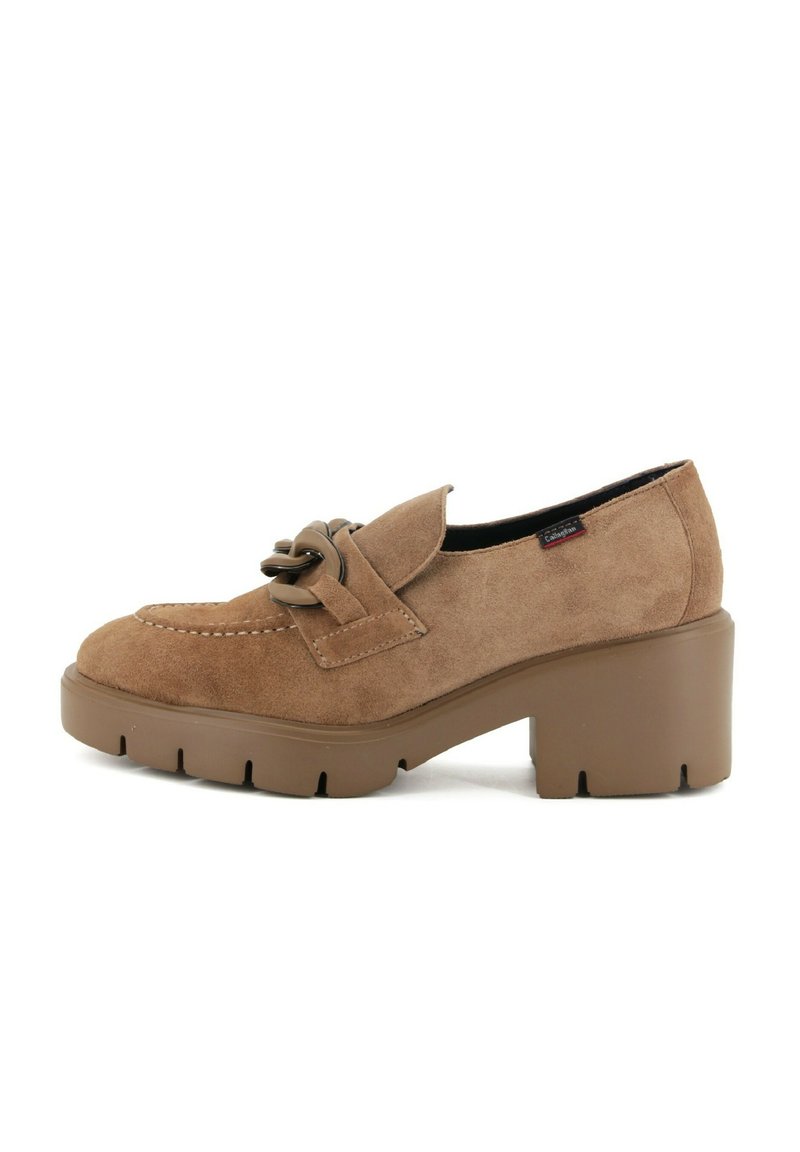 Scarpa in suede marrone con punta arrotondata, tomaia testurizzata, cintura decorativa con un accento circolare e tacco spesso solido marrone.