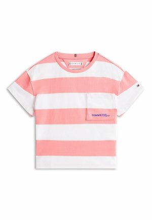 Camiseta de manga corta con rayas horizontales en rosa y blanco, con un bolsillo delantero que presenta el logo bordado de "Tommy Hilfiger".
