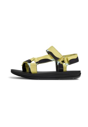 Strop-sandaler med gule og sorte stropper i stof, justerbare Velcro-lukninger og en sort gummisål med et kontureret design.