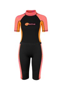 Shorty en néoprène avec des panneaux à rayures zèbre noires, oranges et roses, manches courtes, et logo "BEactive" sur la poitrine.