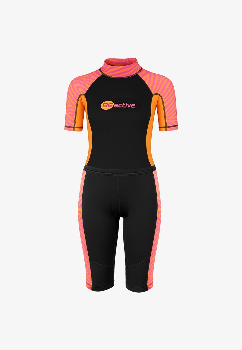 Shorty en néoprène avec des panneaux à rayures zèbre noires, oranges et roses, manches courtes, et logo "BEactive" sur la poitrine.