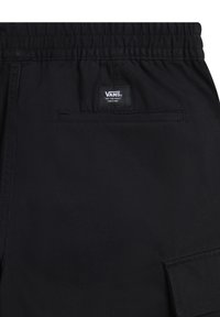 Zwarte cargoshorts met een elastische tailleband, voorzien van een achterzak en een klein Vans-logotag. De stof oogt glad met een subtiele glans.