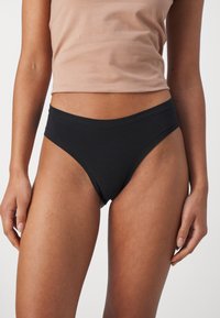 Fekete pamut bikini alsó, magas derekú és sima felületű. Egyszerű dizájn, minimális varrással és díszítések nélkül.