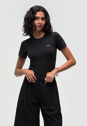 - T-shirt basic